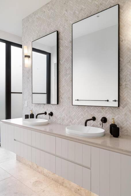 Kirks On Park - Brand New Luxury Home, Great Location Сорренто Экстерьер фото